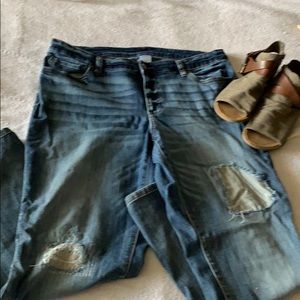 TIME&TRUE RELAX FIT DISTRESSED AND REPAIRED JEANS